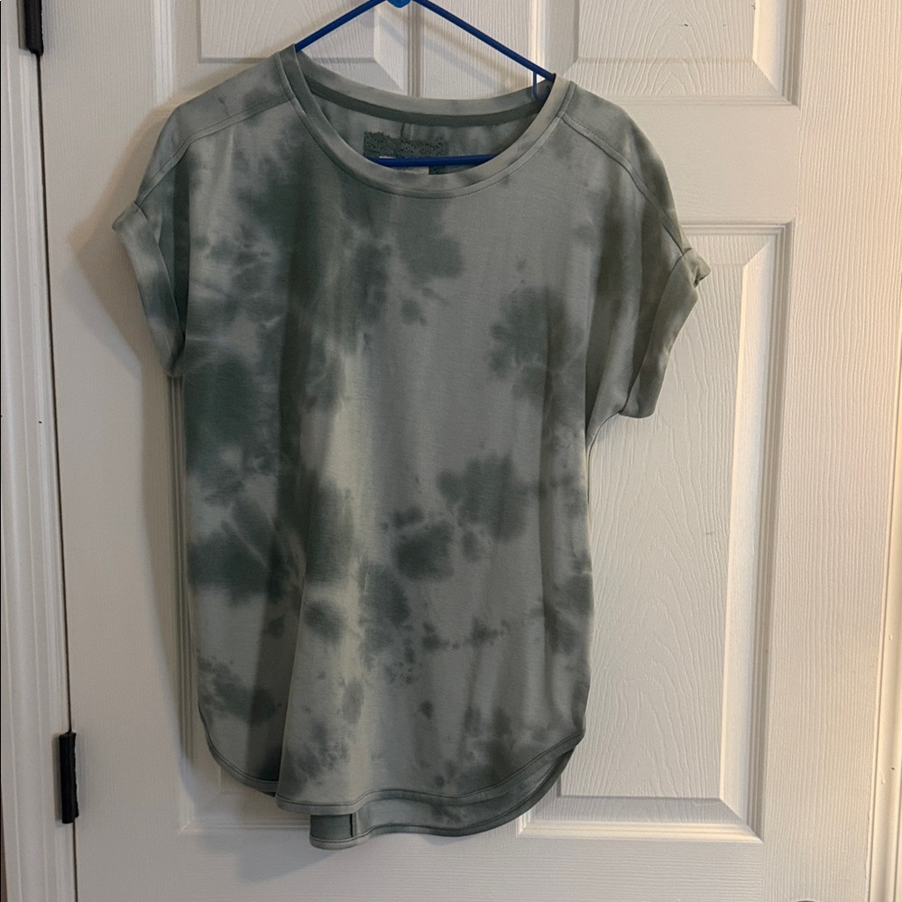 Cupio Short Sleeve Tie-Dye Tee in Gray and Green